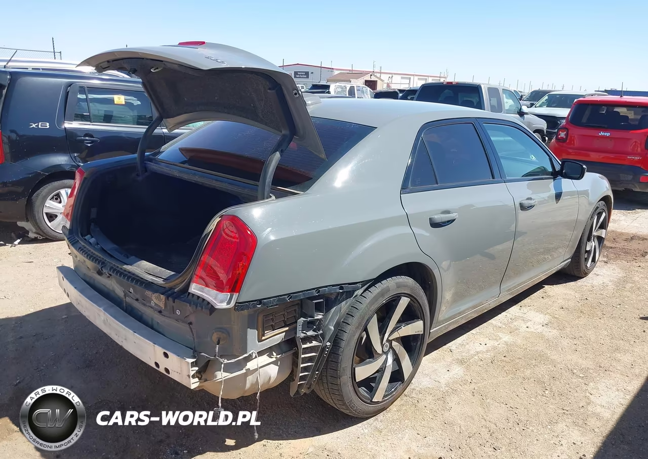 2019 Chrysler 300 Touring VIN:2C3CCAAG1KH570274 - 4