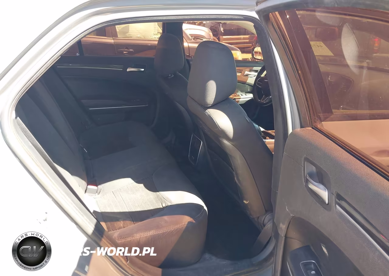 2019 Chrysler 300 Touring VIN:2C3CCAAG1KH570274 - 8