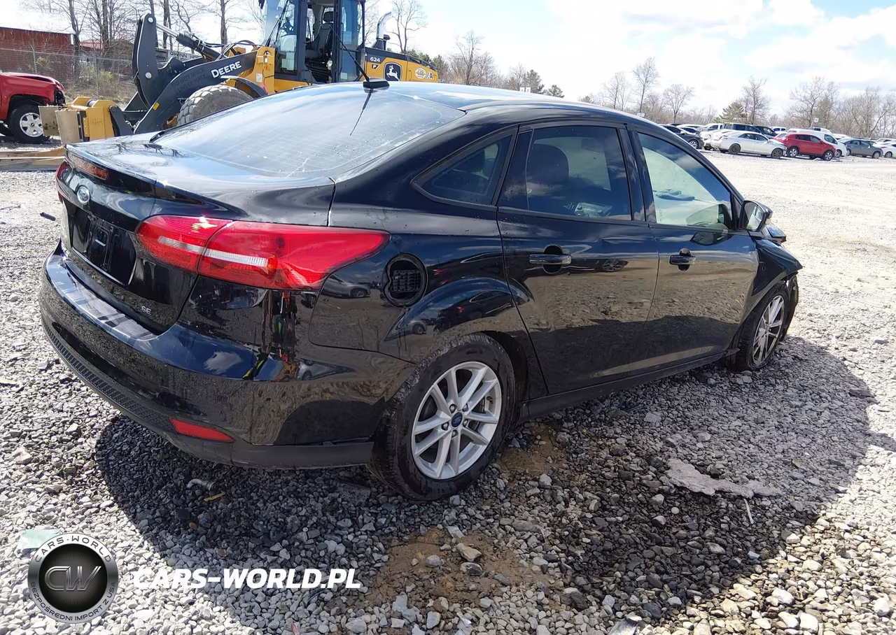 2017 Ford Focus Se VIN:1FADP3F24HL316749 - 4
