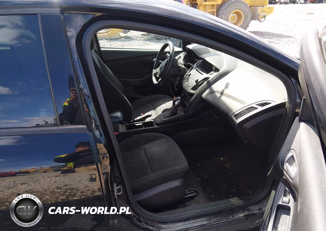 2017 Ford Focus Se VIN:1FADP3F24HL316749 - 5