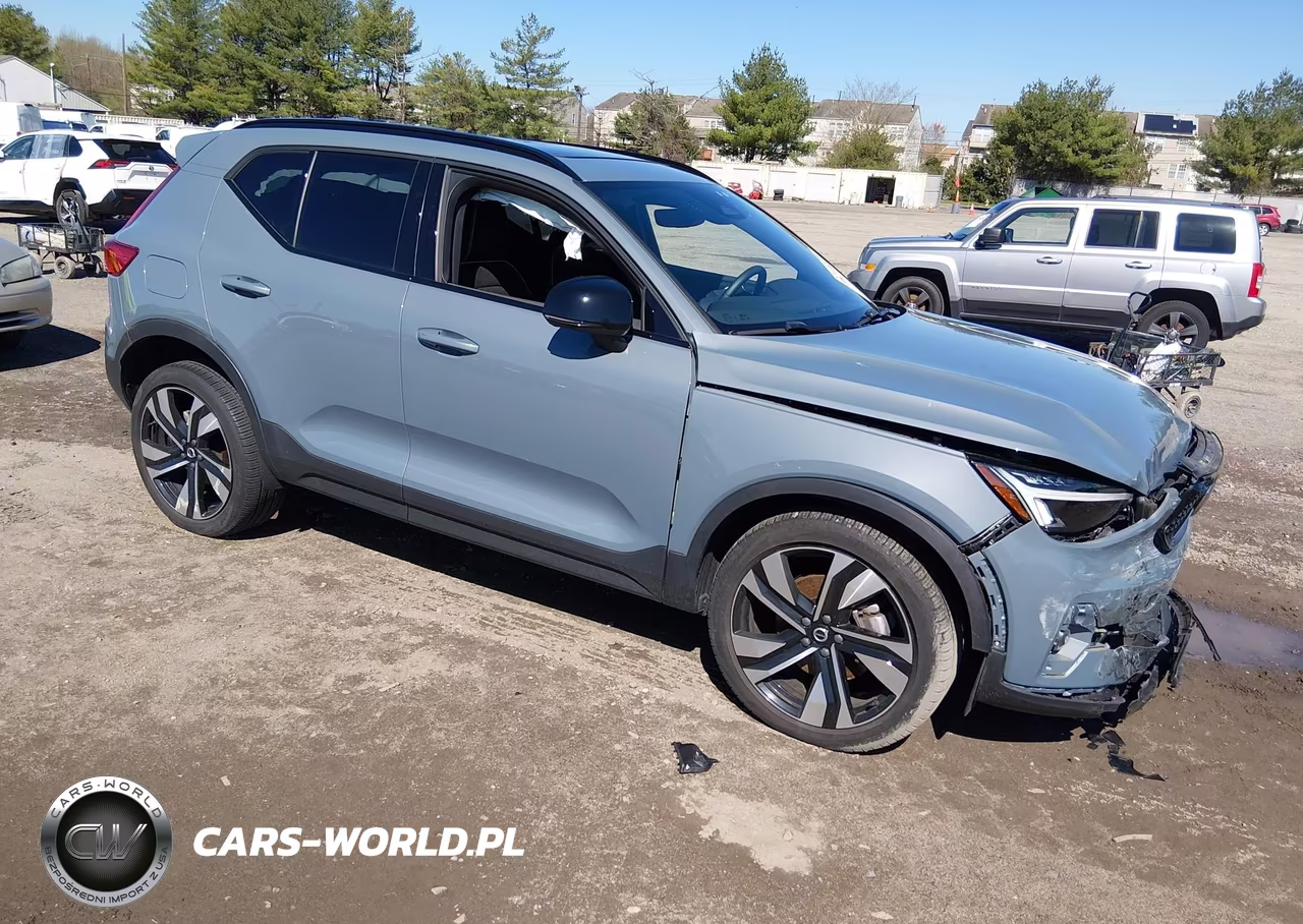2023 Volvo Xc40 B5 Plus Dark Theme VIN:YV4L12UWXP2114104 - 1