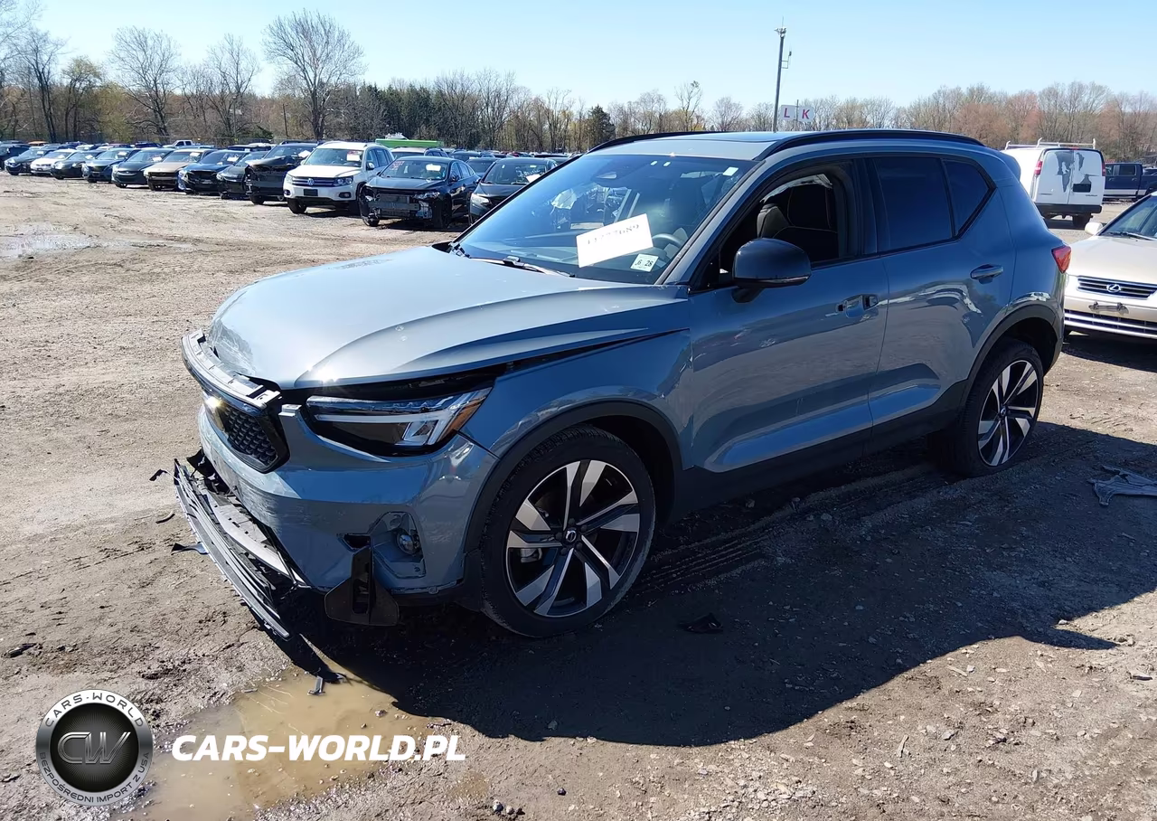 2023 Volvo Xc40 B5 Plus Dark Theme VIN:YV4L12UWXP2114104 - 2