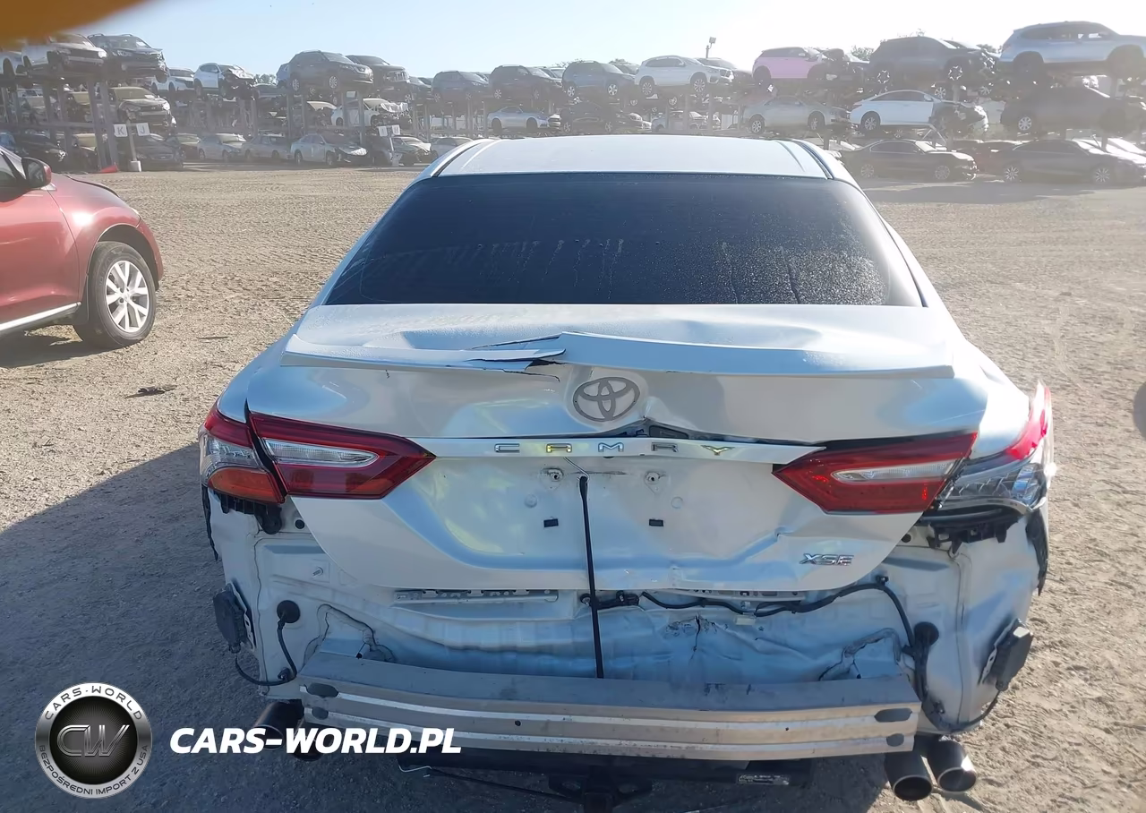 2018 Toyota Camry Xse VIN:4T1B61HK3JU116656 - 17