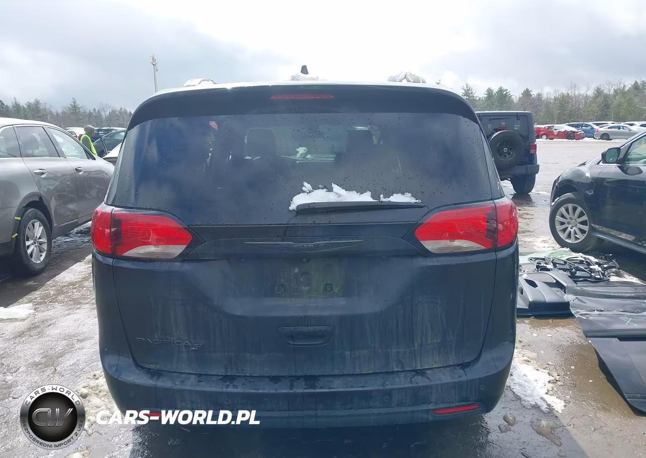 2020 Chrysler Pacifica Touring L VIN:2C4RC1BG1LR237864 - 17