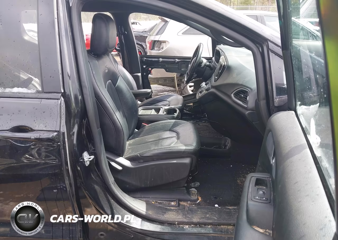 2020 Chrysler Pacifica Touring L VIN:2C4RC1BG1LR237864 - 5
