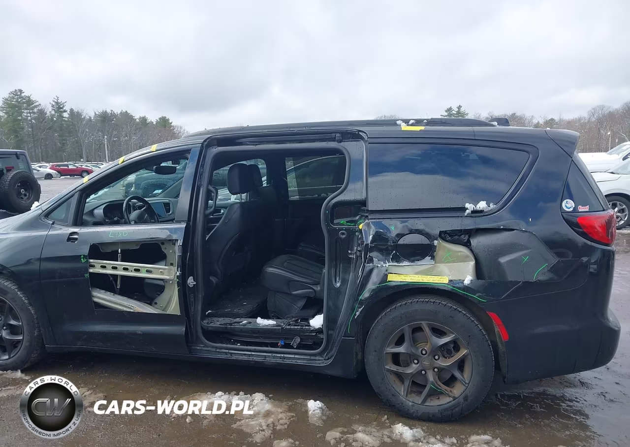 2020 Chrysler Pacifica Touring L VIN:2C4RC1BG1LR237864 - 6