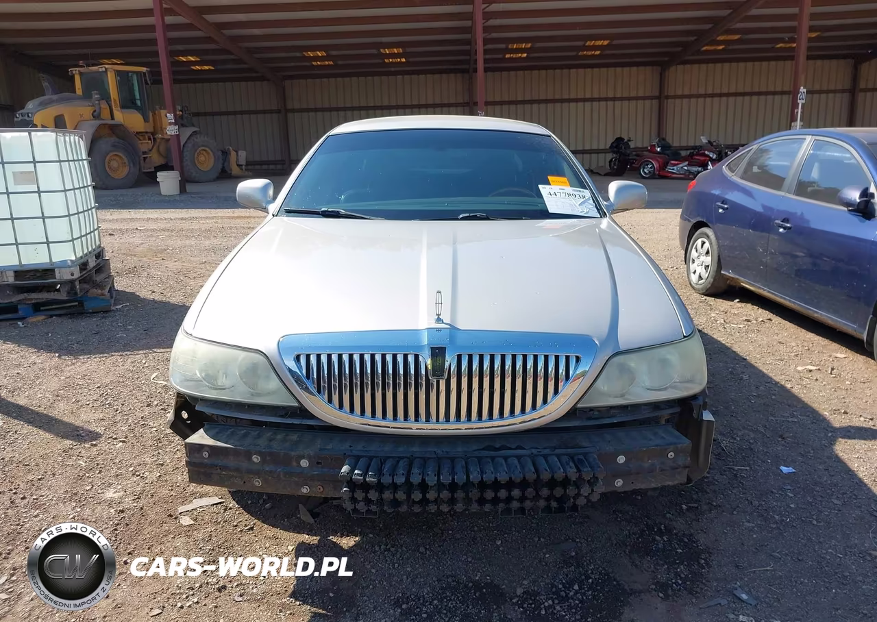 2010 Lincoln Town Car Signature Limited VIN:2LNBL8CV6AX750748 - 13