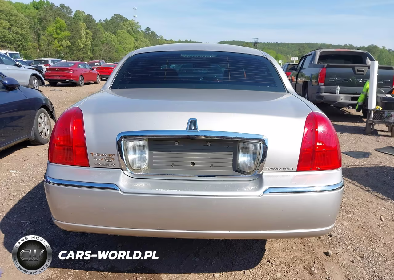 2010 Lincoln Town Car Signature Limited VIN:2LNBL8CV6AX750748 - 17