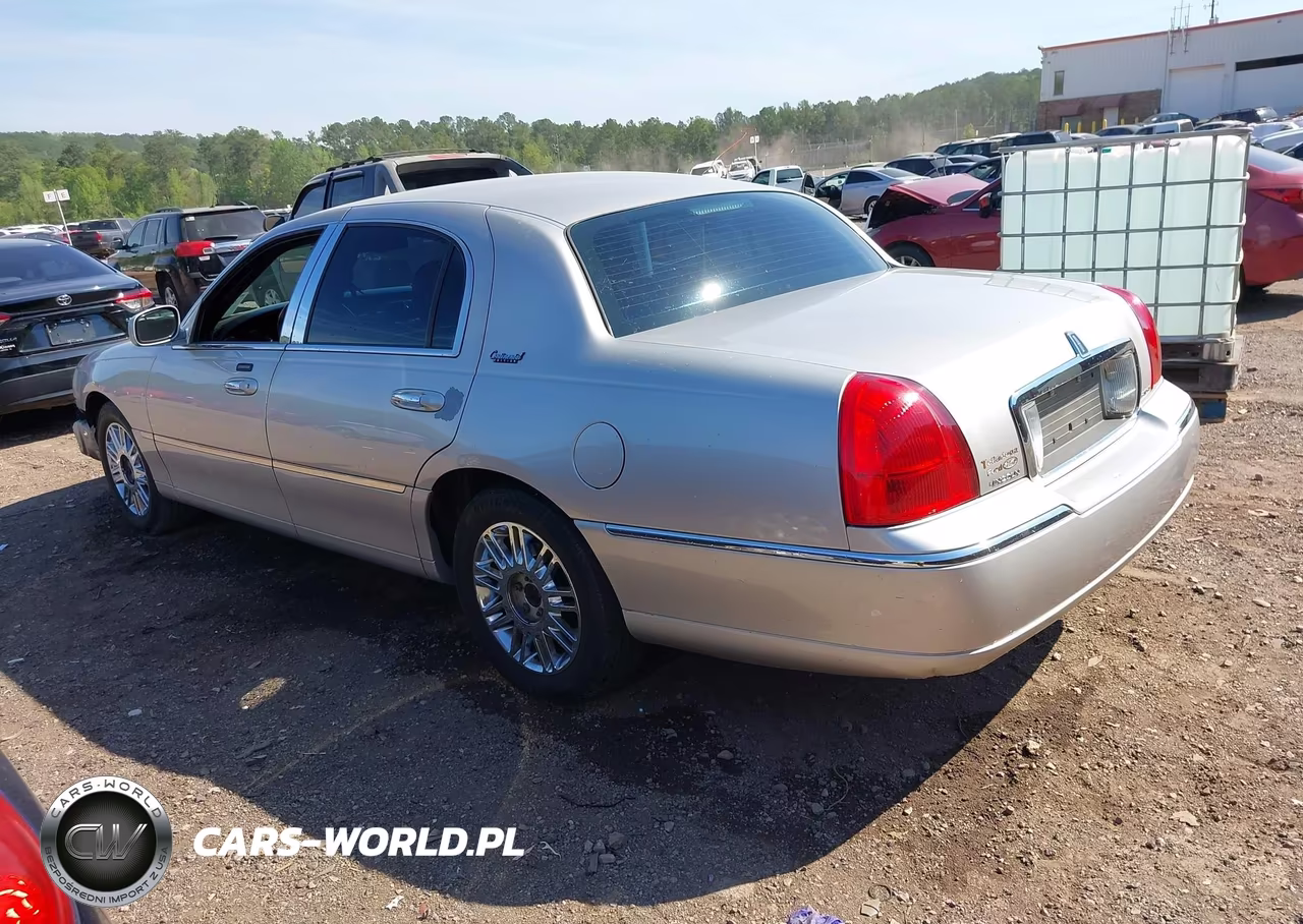2010 Lincoln Town Car Signature Limited VIN:2LNBL8CV6AX750748 - 3