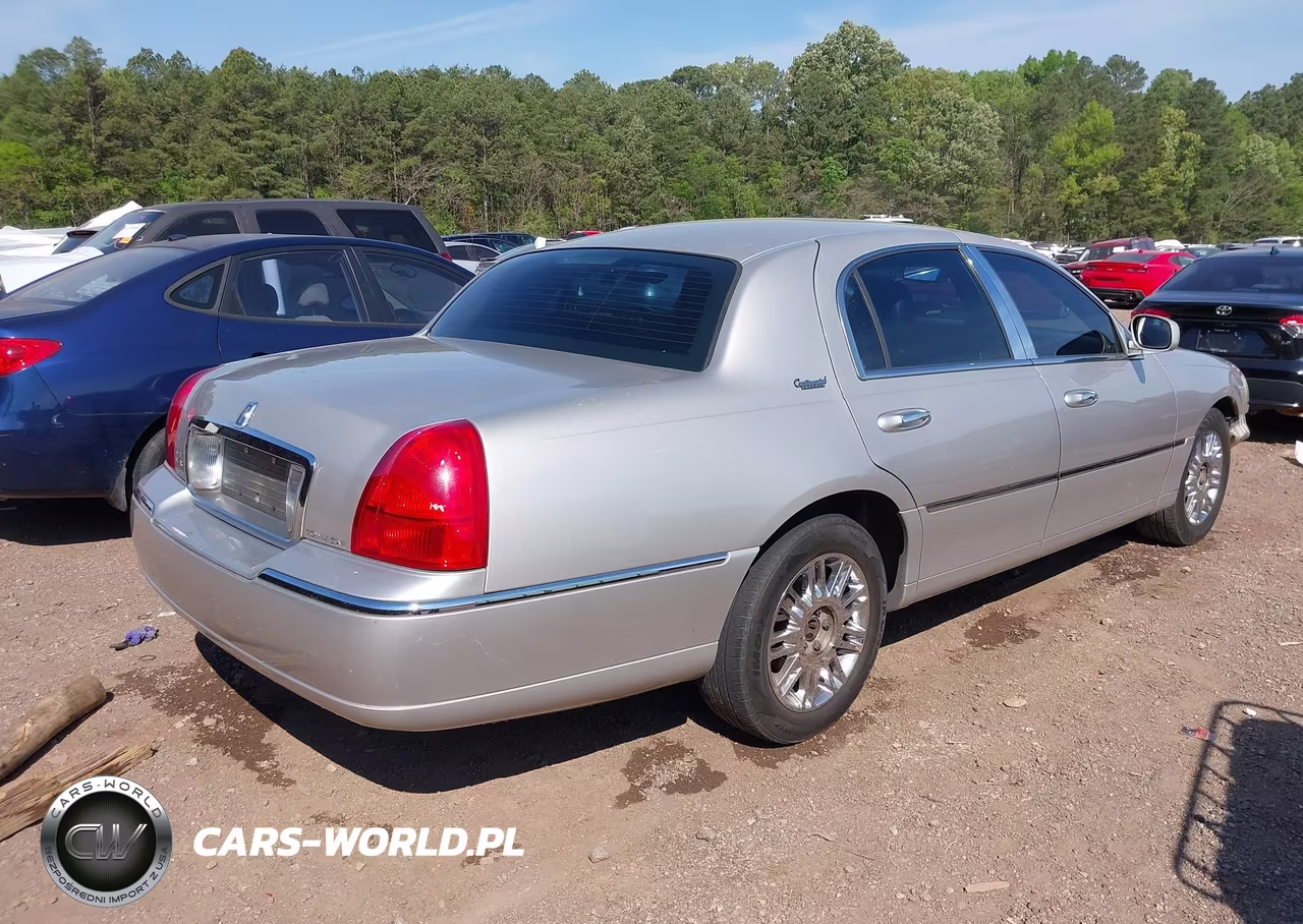 2010 Lincoln Town Car Signature Limited VIN:2LNBL8CV6AX750748 - 4