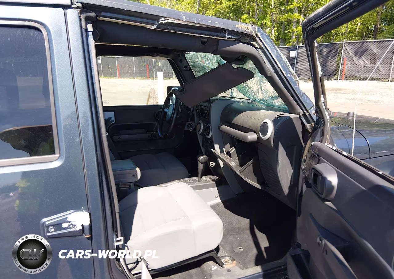 2008 Jeep Wrangler Unlimited Sahara VIN:1J4GA59128L537638 - 5