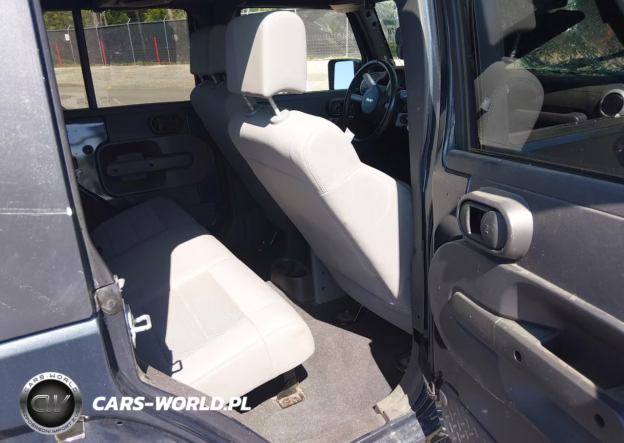 2008 Jeep Wrangler Unlimited Sahara VIN:1J4GA59128L537638 - 8