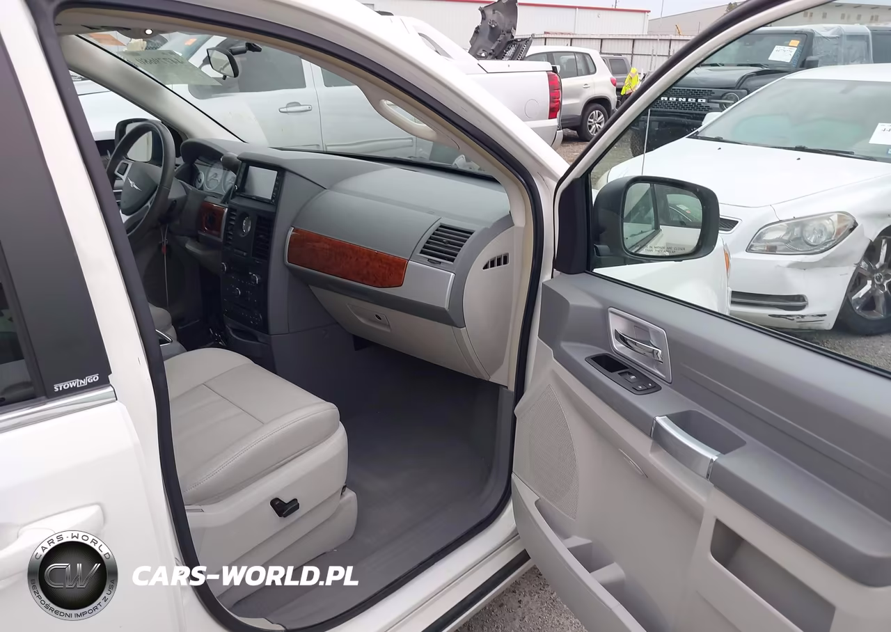 2008 Chrysler Town & Country Touring VIN:2A8HR54P58R602285 - 5