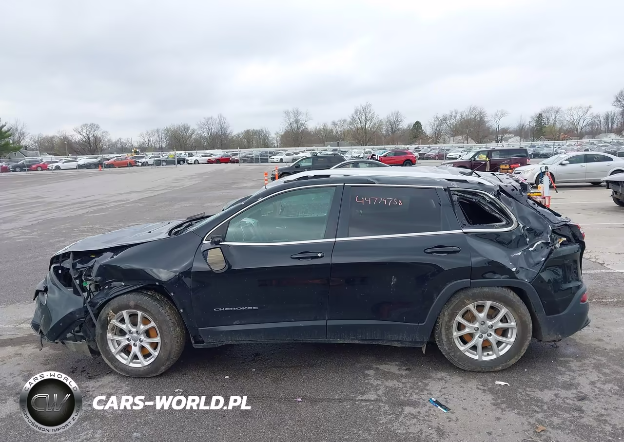 2018 Jeep Cherokee Latitude 4X4 VIN:1C4PJMCB9JD564367 - 15