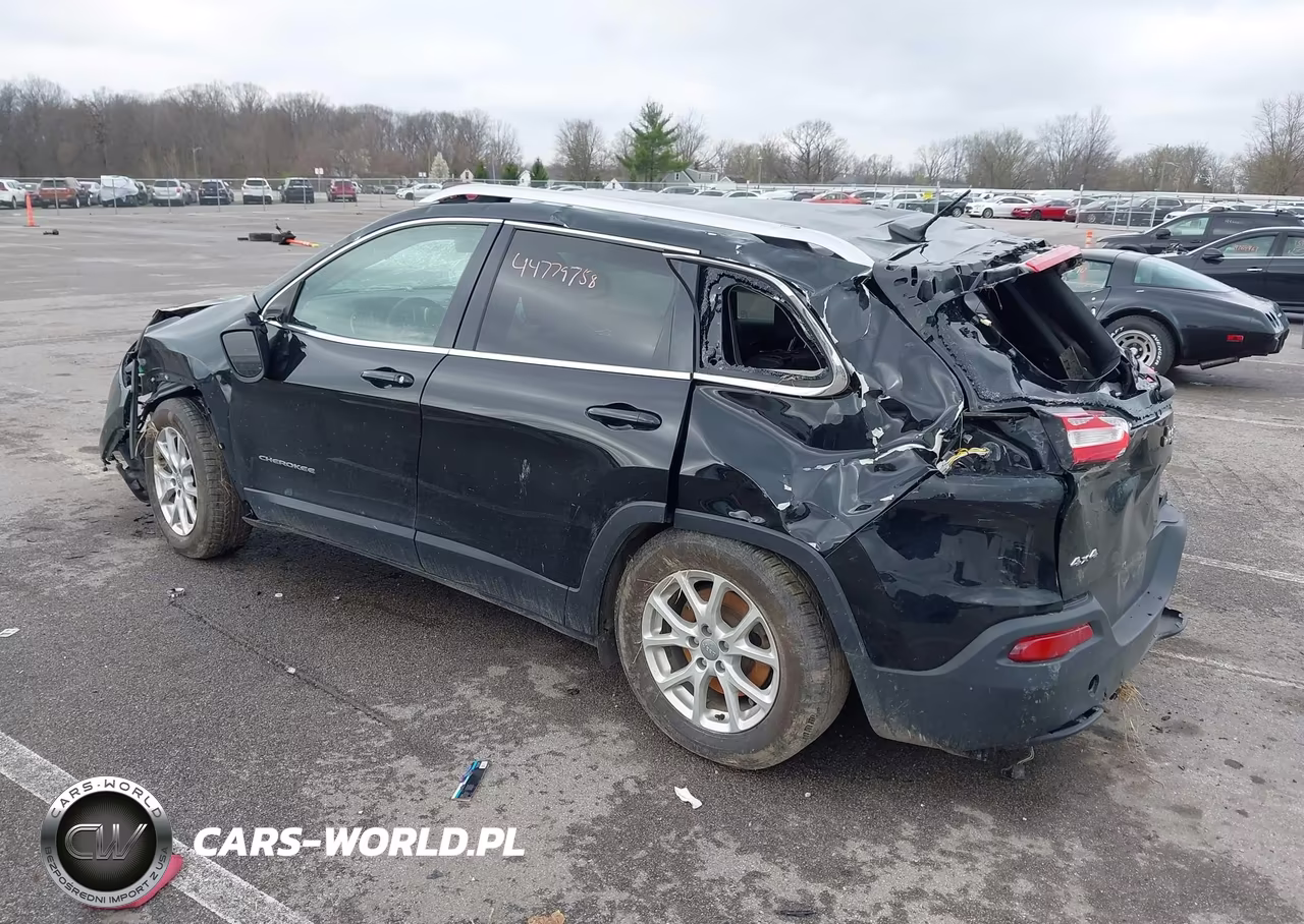 2018 Jeep Cherokee Latitude 4X4 VIN:1C4PJMCB9JD564367 - 3