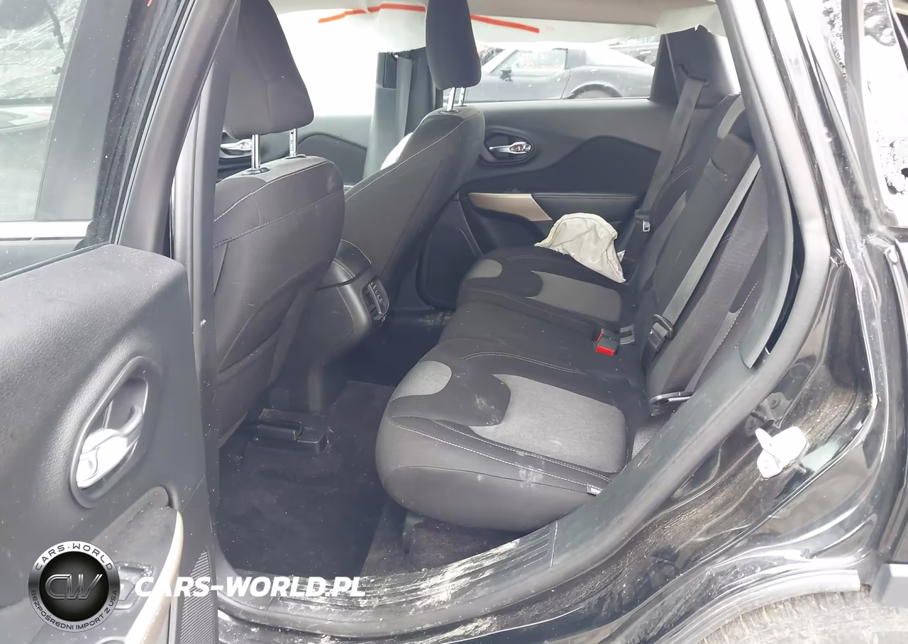 2018 Jeep Cherokee Latitude 4X4 VIN:1C4PJMCB9JD564367 - 8