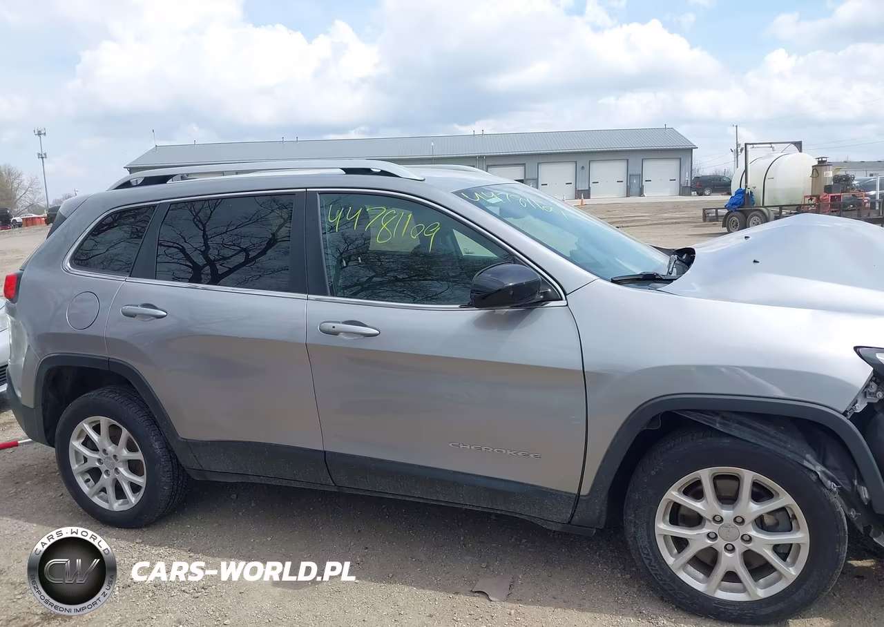 2015 Jeep Cherokee Latitude VIN:1C4PJMCS2FW545882 - 13