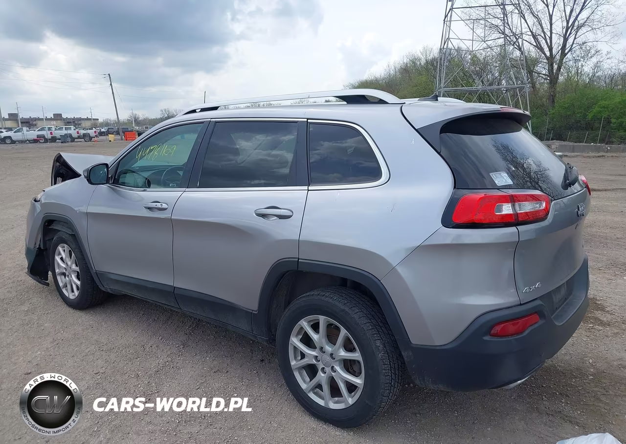 2015 Jeep Cherokee Latitude VIN:1C4PJMCS2FW545882 - 3