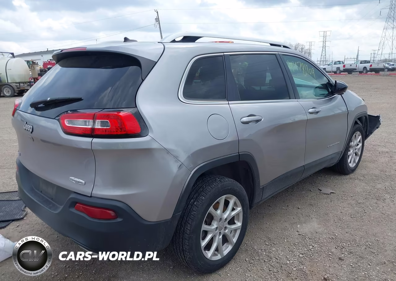 2015 Jeep Cherokee Latitude VIN:1C4PJMCS2FW545882 - 4