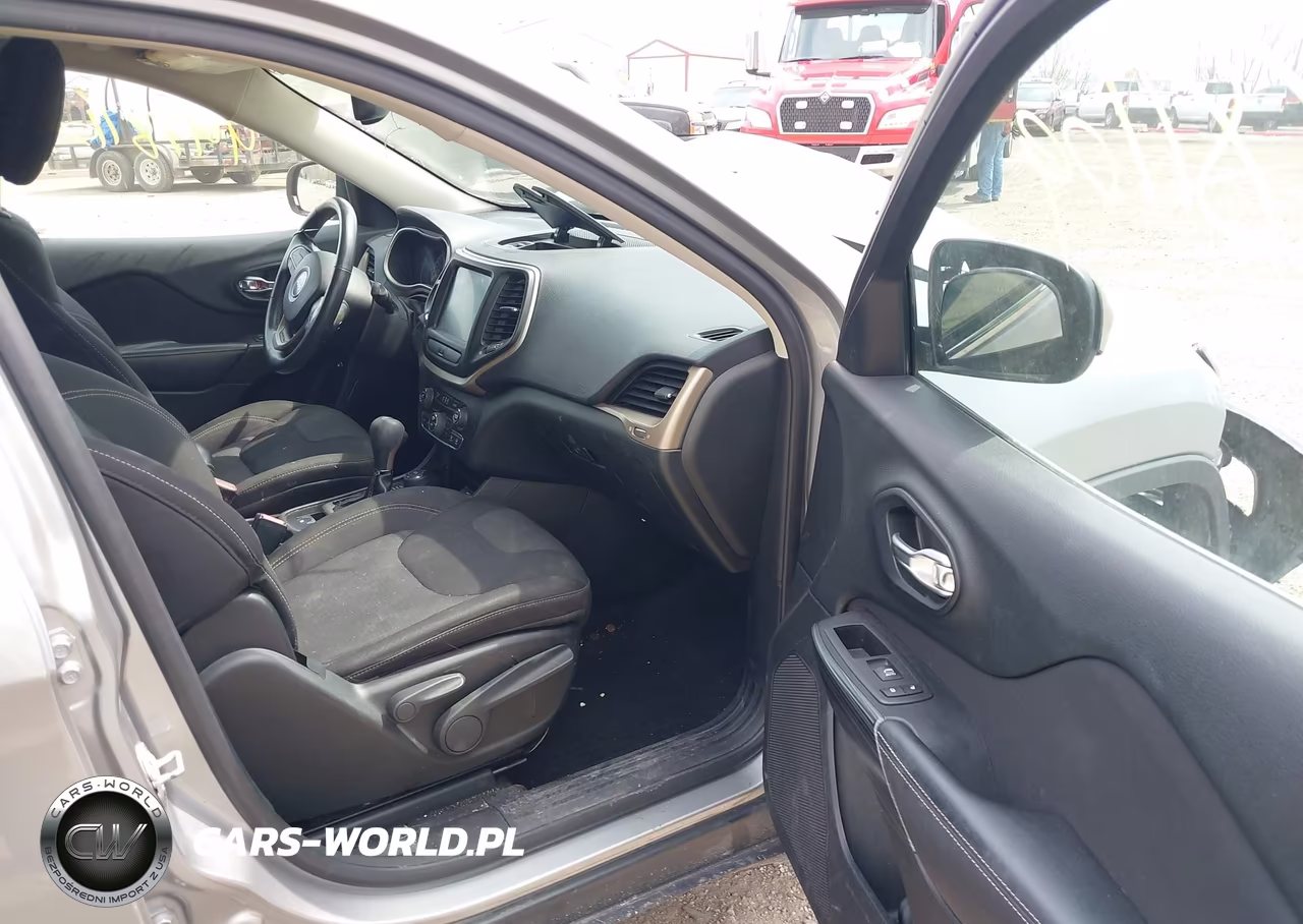 2015 Jeep Cherokee Latitude VIN:1C4PJMCS2FW545882 - 5