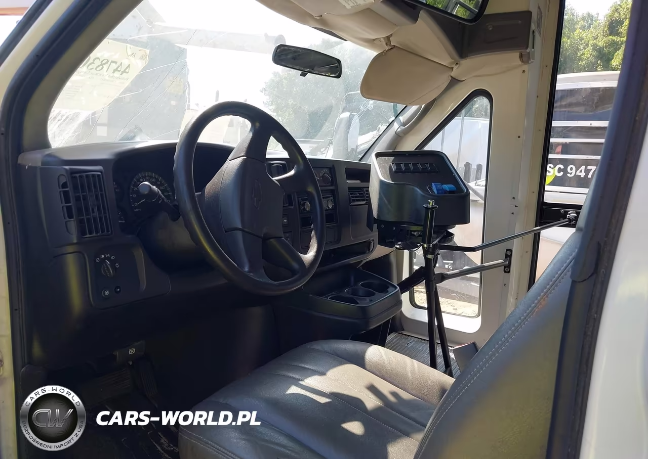 2006 Chevrolet Express Cutaway Work Van VIN:1GBJG31U061132749 - 6