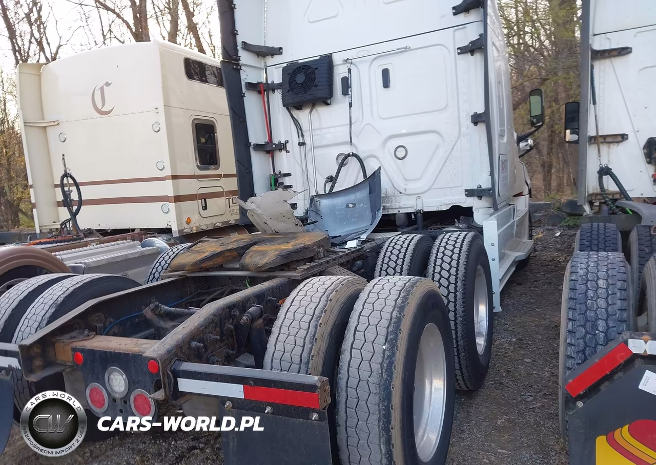 2019 Freightliner New Cascadia 126 VIN:1FUJHHDR8KLKL6670 - 4