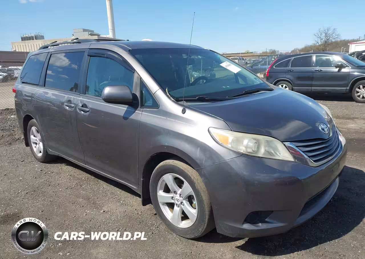 2012 Toyota Sienna Le V6 8 Passenger