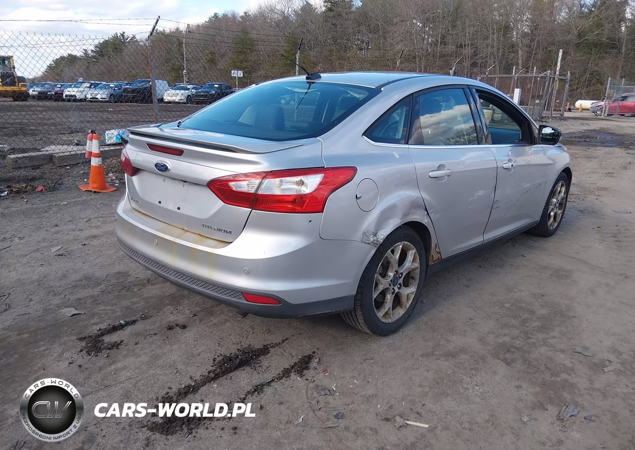 2012 Ford Focus Titanium VIN:1FAHP3J2XCL102169 - 4