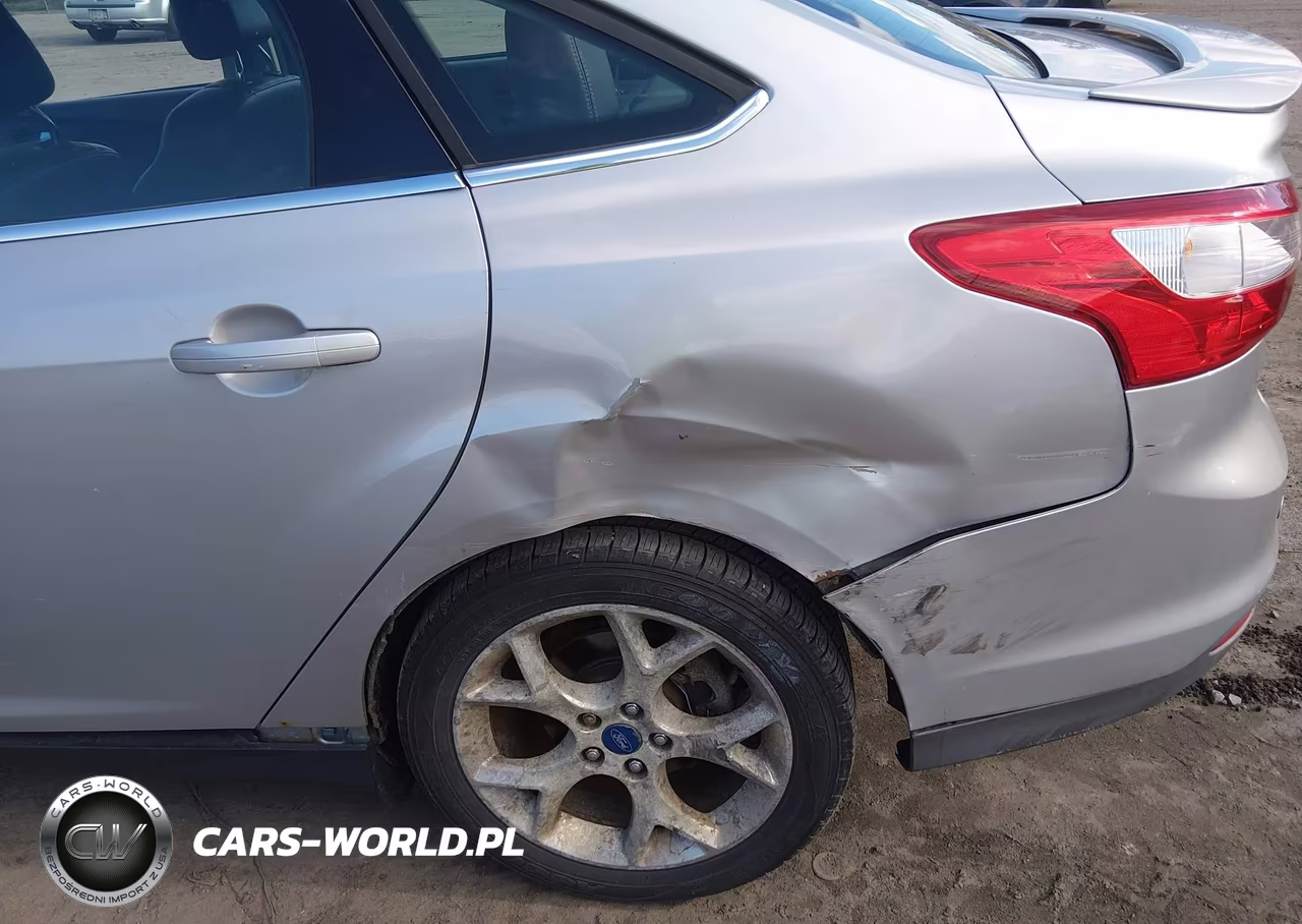 2012 Ford Focus Titanium VIN:1FAHP3J2XCL102169 - 6