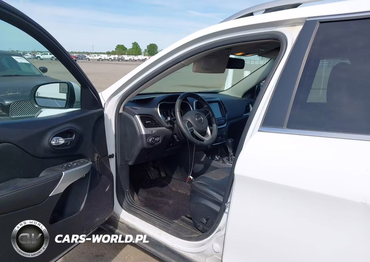 2018 Jeep Cherokee Latitude Plus Fwd VIN:1C4PJLLB8JD540099 - 18