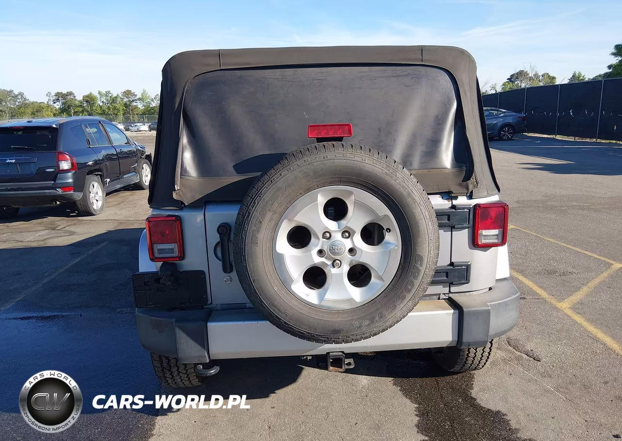 2014 Jeep Wrangler Unlimited Sahara VIN:1C4BJWEG0EL118702 - 16