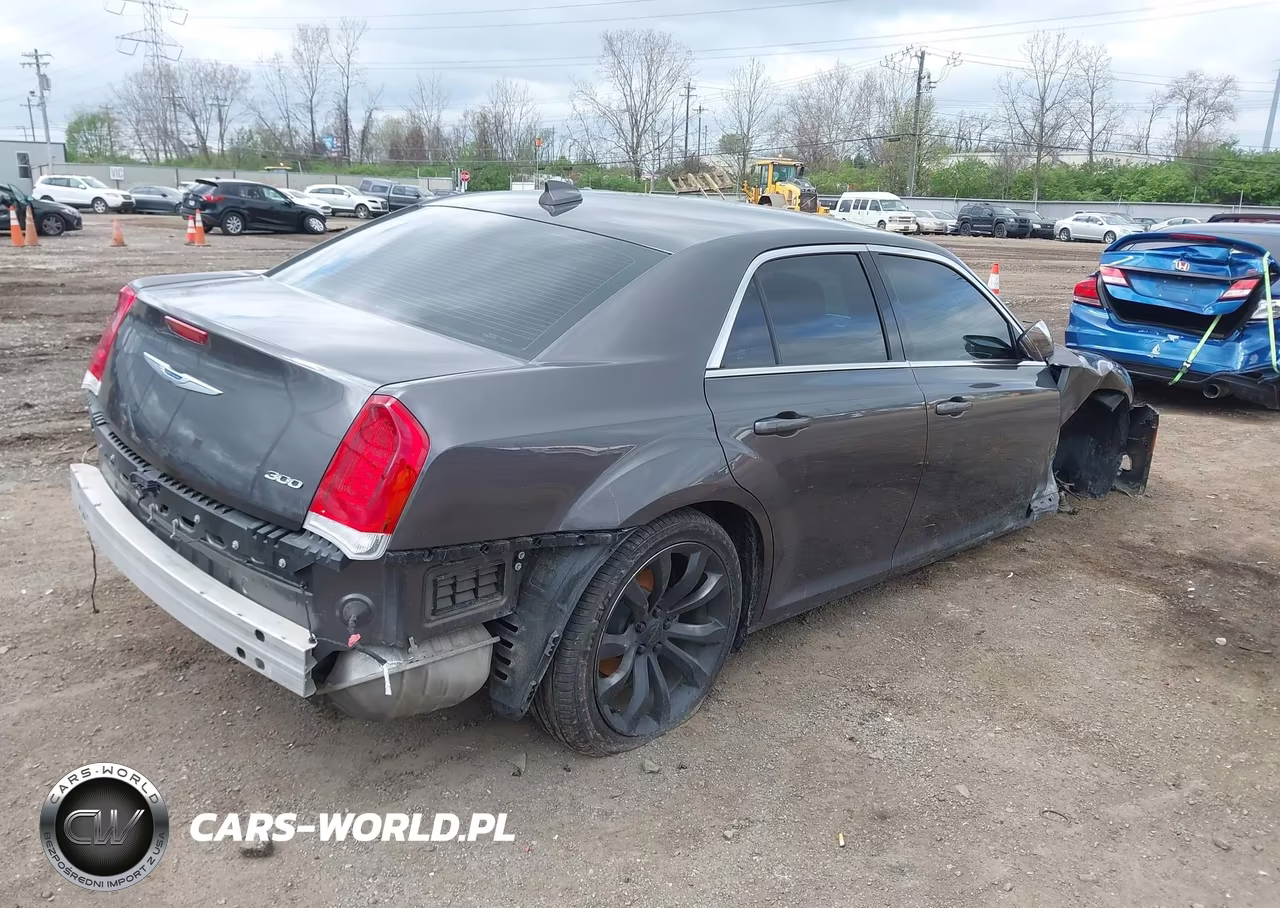 2021 Chrysler 300 Touring L VIN:2C3CCAAG9MH675969 - 4