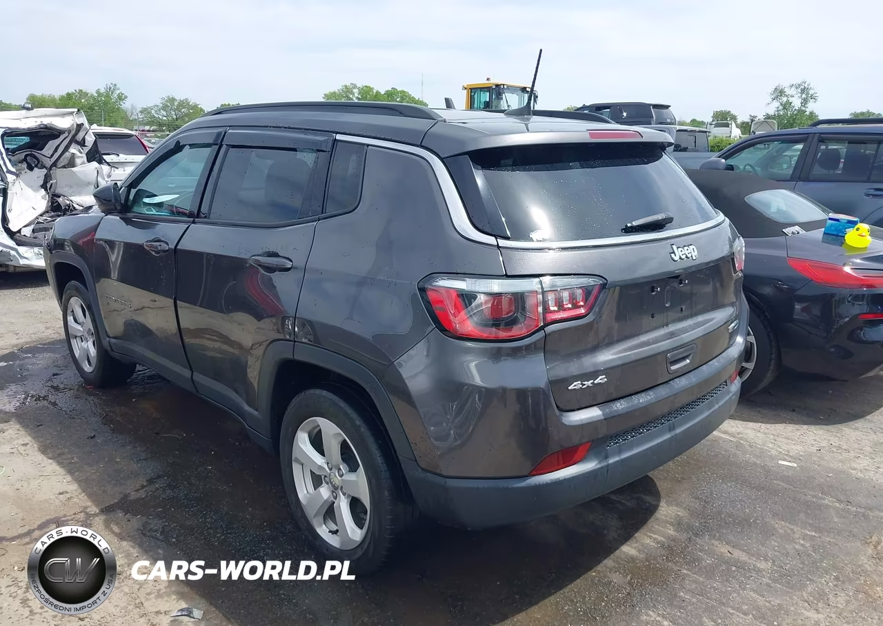 2019 Jeep Compass Latitude 4X4 VIN:3C4NJDBBXKT697417 - 3