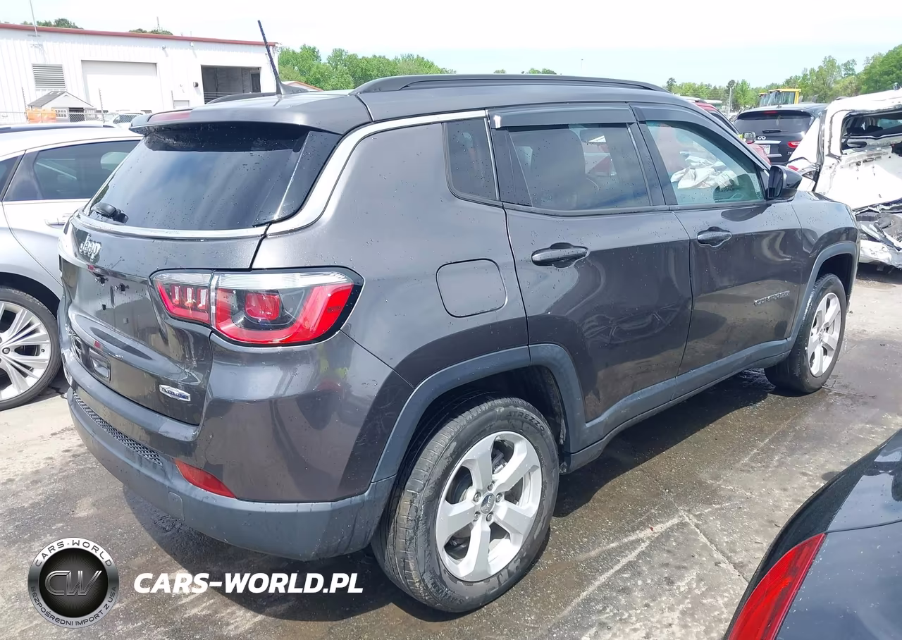 2019 Jeep Compass Latitude 4X4 VIN:3C4NJDBBXKT697417 - 4