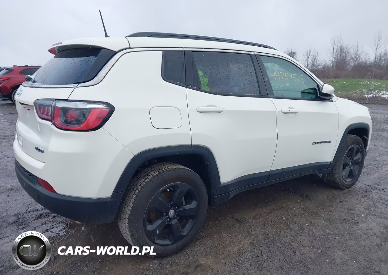 2019 Jeep Compass Latitude 4X4 VIN:3C4NJDBB8KT734657 - 4