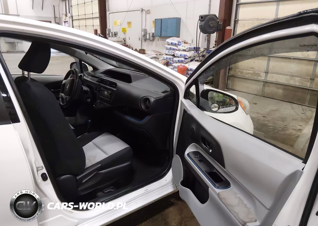 2013 Toyota Prius C Two VIN:JTDKDTB38D1046293 - 5
