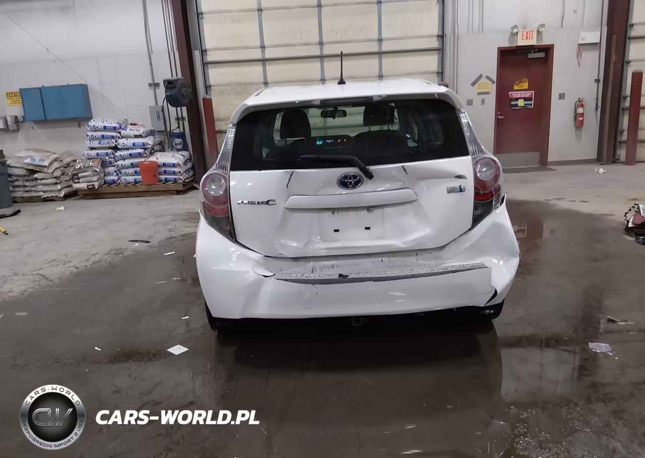 2013 Toyota Prius C Two VIN:JTDKDTB38D1046293 - 6