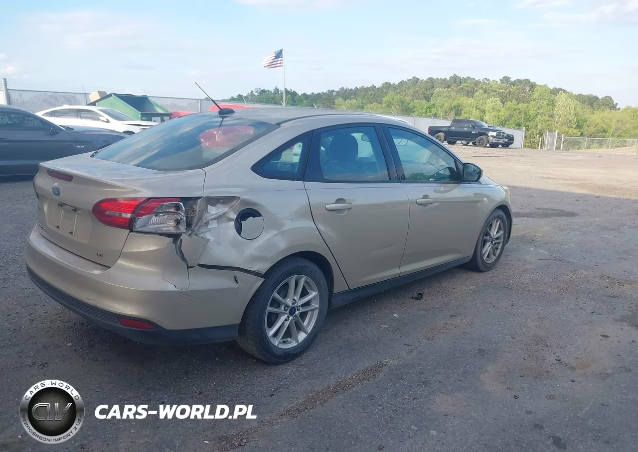 2017 Ford Focus Se VIN:1FADP3F28HL208361 - 4