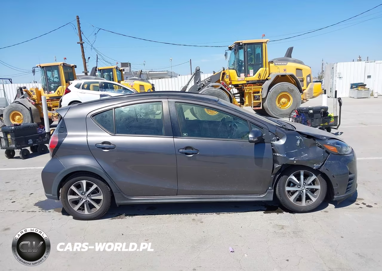 2018 Toyota Prius C One VIN:JTDKDTB3XJ1619173 - 14