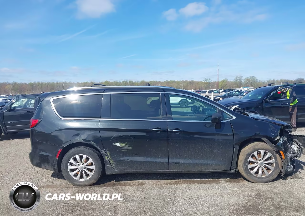 2018 Chrysler Pacifica Touring L VIN:2C4RC1BG6JR357317 - 13