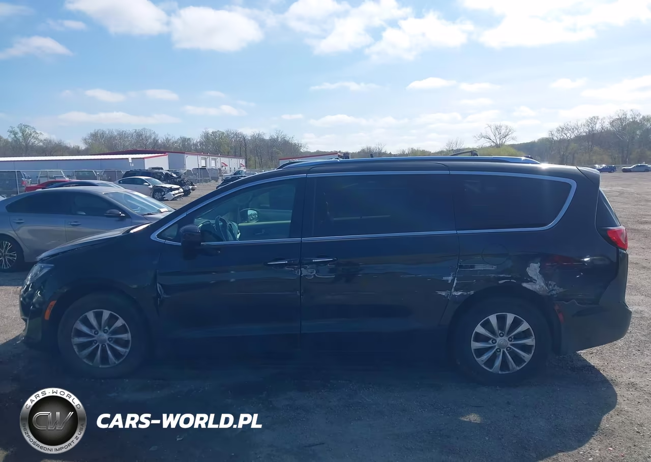 2018 Chrysler Pacifica Touring L VIN:2C4RC1BG6JR357317 - 14
