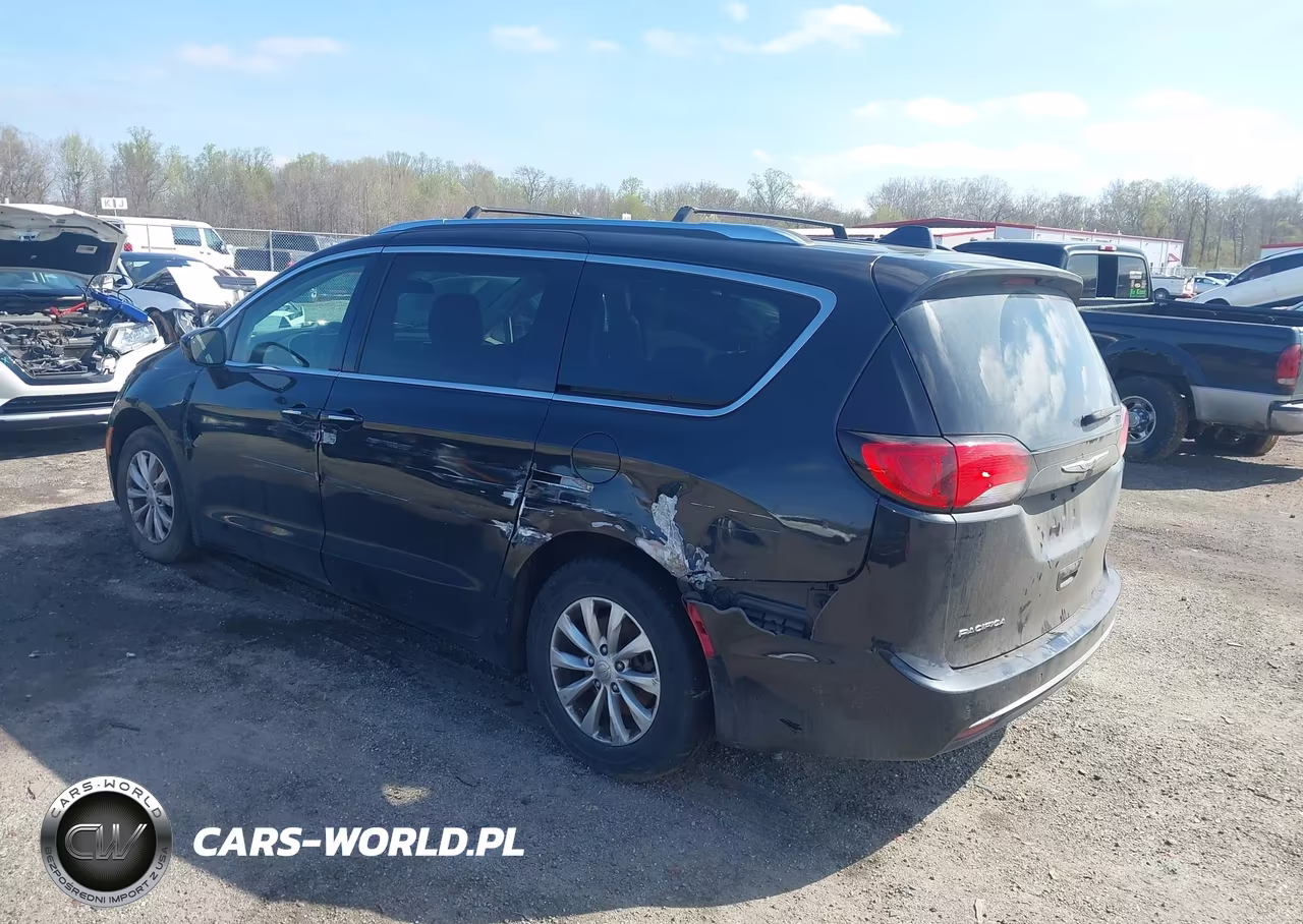 2018 Chrysler Pacifica Touring L VIN:2C4RC1BG6JR357317 - 3