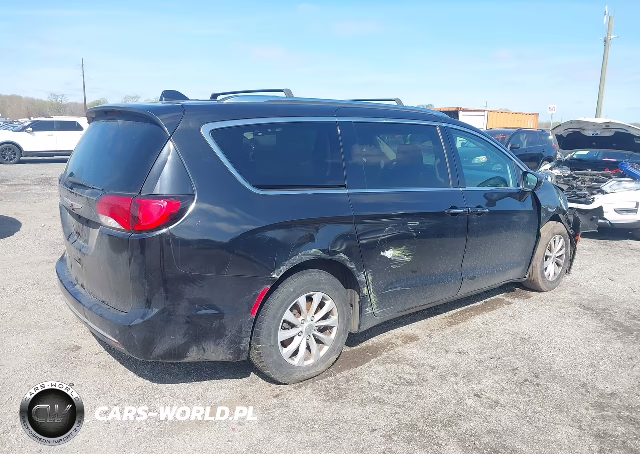 2018 Chrysler Pacifica Touring L VIN:2C4RC1BG6JR357317 - 4