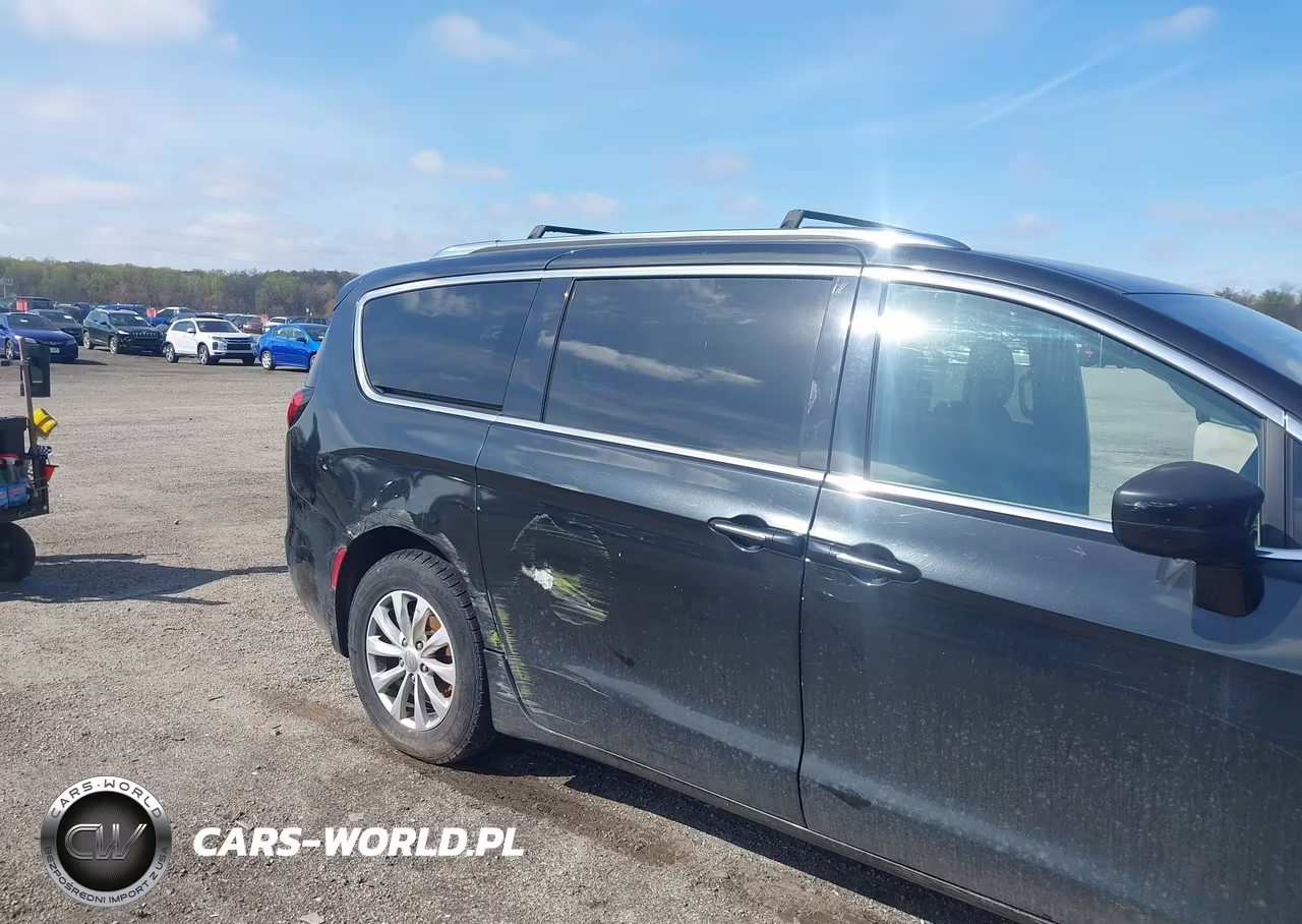 2018 Chrysler Pacifica Touring L VIN:2C4RC1BG6JR357317 - 6