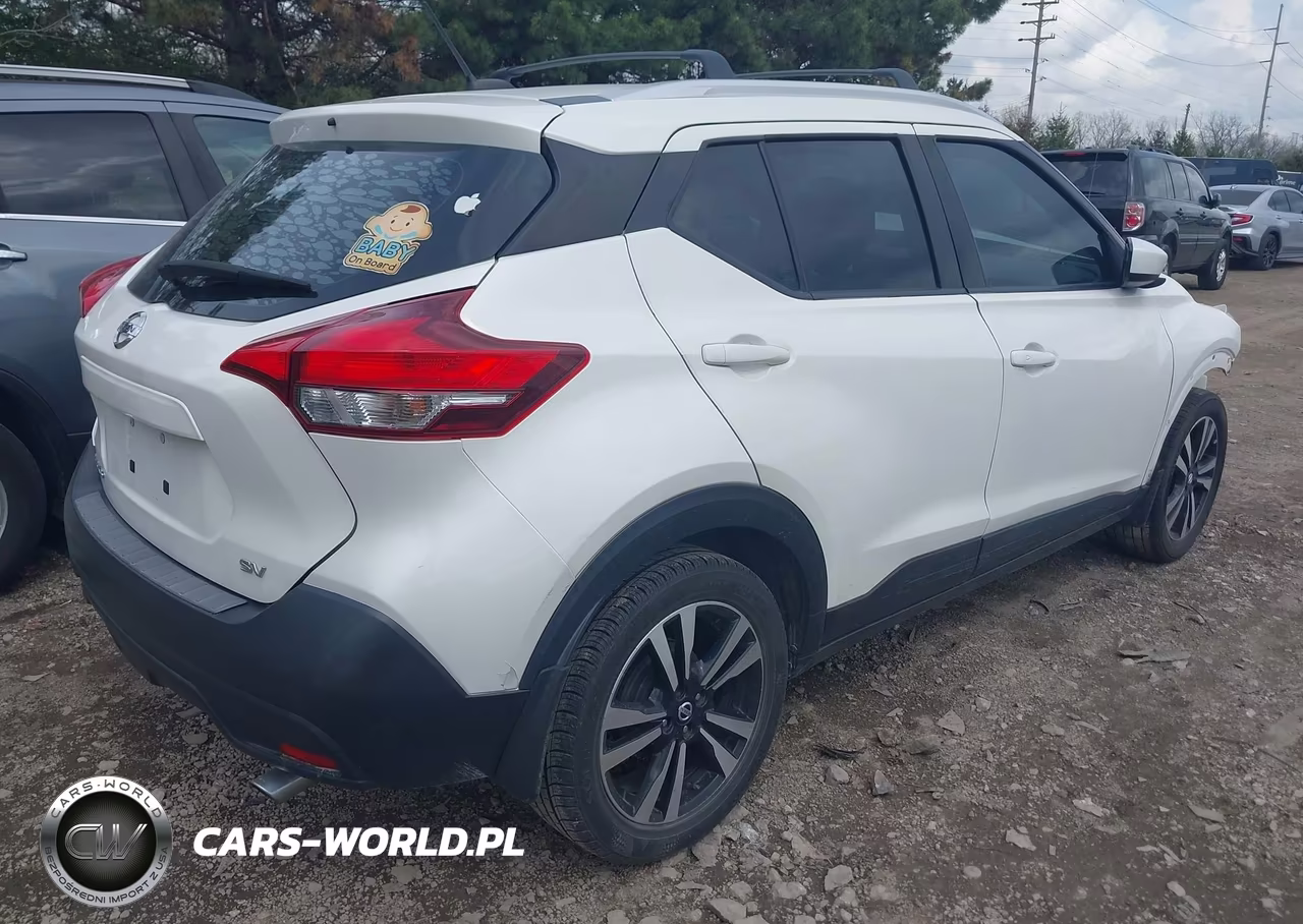 2018 Nissan Kicks Sv VIN:3N1CP5CUXJL511016 - 4