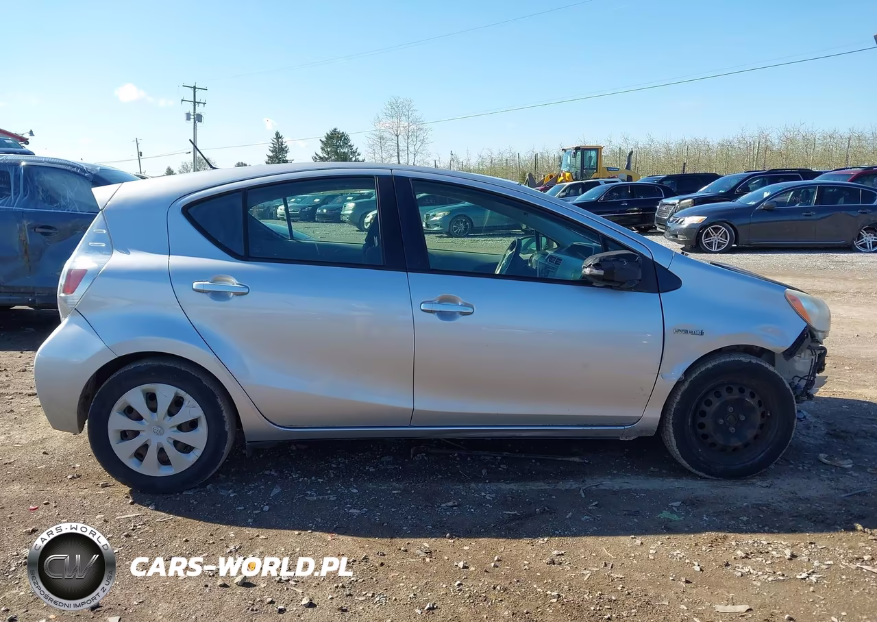2012 Toyota Prius C Three VIN:JTDKDTB31C1518140 - 13