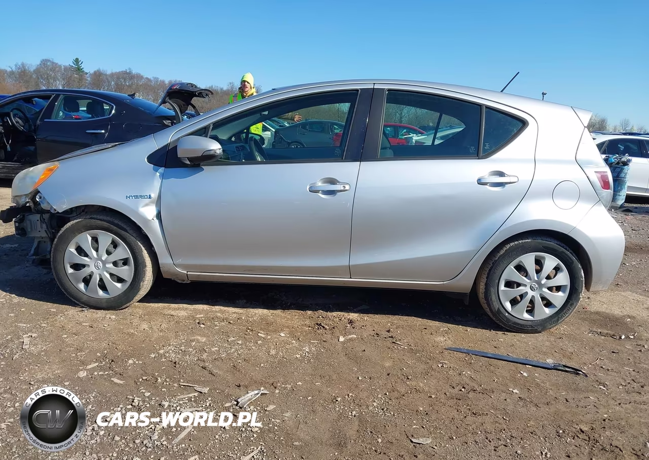 2012 Toyota Prius C Three VIN:JTDKDTB31C1518140 - 14