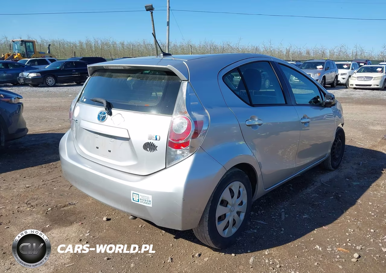 2012 Toyota Prius C Three VIN:JTDKDTB31C1518140 - 4