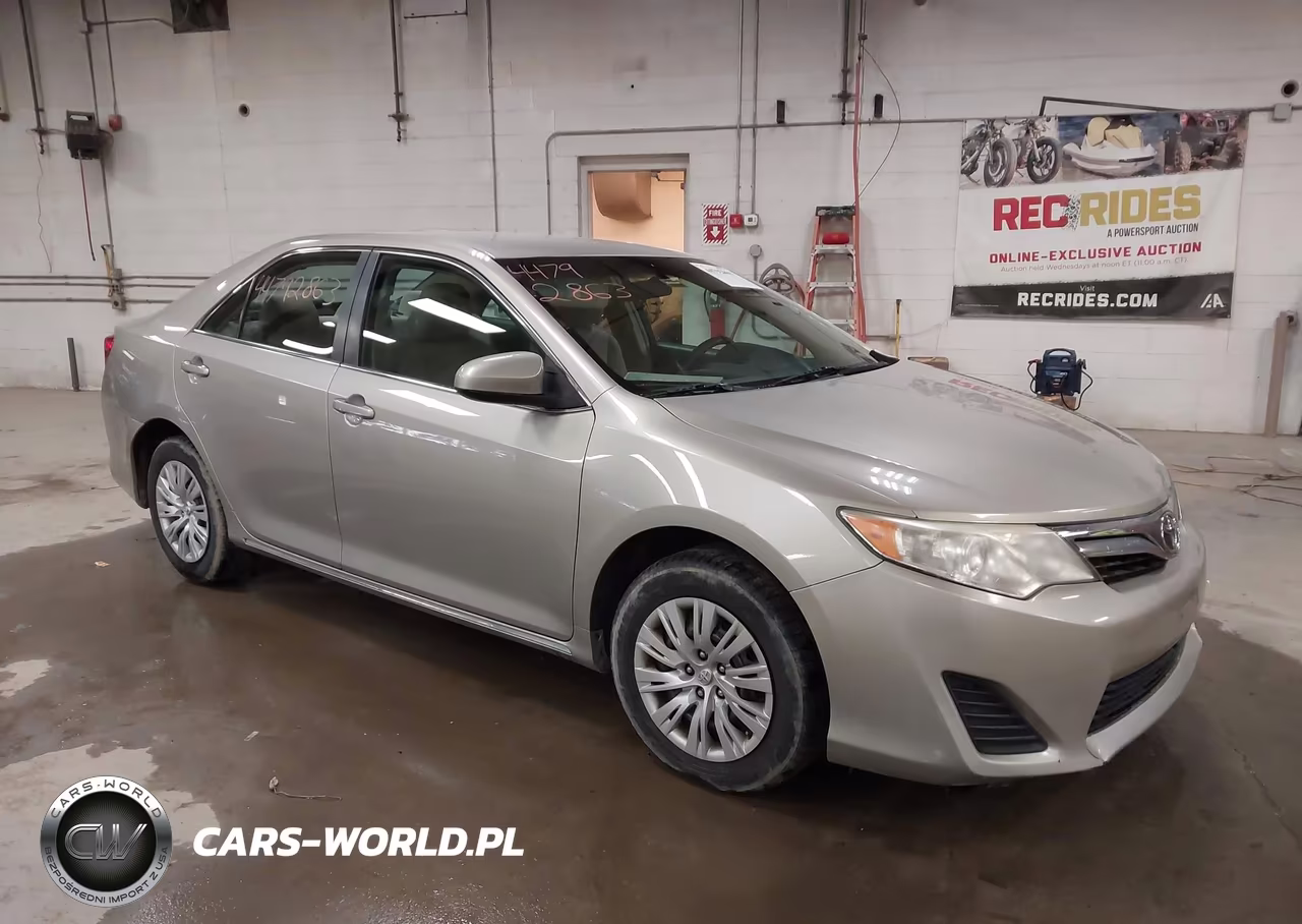 2014 Toyota Camry Le – zdjęcie 1 z 15