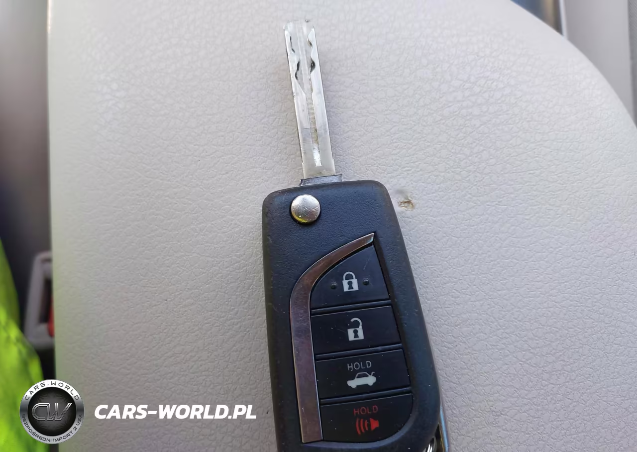 2021 Toyota Camry Le VIN:4T1C11AKXMU586023 - 11
